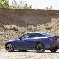 BMW i4 M50 a rozmazaný svět za oknem