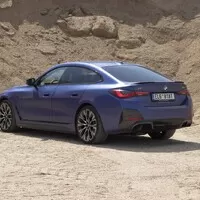 BMW i4 M50 a rozmazaný svět za oknem