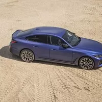 BMW i4 M50 a rozmazaný svět za oknem