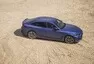 BMW i4 M50 a rozmazaný svět za oknem