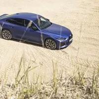 BMW i4 M50 a rozmazaný svět za oknem