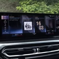 BMW i4 M50 a rozmazaný svět za oknem
