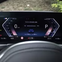BMW i4 M50 a rozmazaný svět za oknem