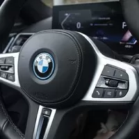 BMW i4 M50 a rozmazaný svět za oknem