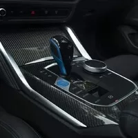 BMW i4 M50 a rozmazaný svět za oknem