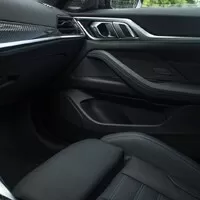 BMW i4 M50 a rozmazaný svět za oknem