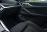 BMW i4 M50 a rozmazaný svět za oknem