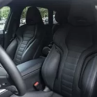 BMW i4 M50 a rozmazaný svět za oknem