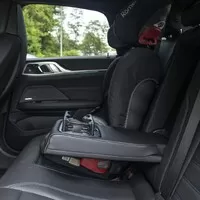 BMW i4 M50 a rozmazaný svět za oknem