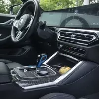BMW i4 M50 a rozmazaný svět za oknem