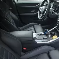 BMW i4 M50 a rozmazaný svět za oknem