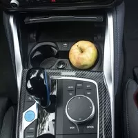 BMW i4 M50 a rozmazaný svět za oknem