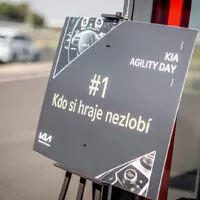 Bouráme do zdi, jezdíme poslepu, pouštíme to ze svahu…