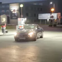 5:07 a Maserati přijíždí
