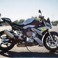 BMW S1000R: Jedno "R" stačí.
