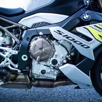 BMW S1000R: Jedno "R" stačí.