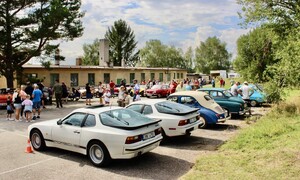 Autíčkář na cestách: Setkání veteránů v Uníně: Krásná auta uprostřed lesů