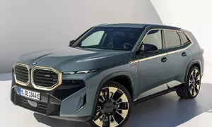Novinky: Autíčkářův týden: Nové eMko od BMW, hybridní AMG a švédská legenda v novém