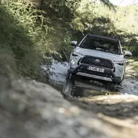 Karoqu, třes se, jede Toyota Corolla Cross