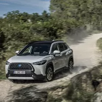 Karoqu, třes se, jede Toyota Corolla Cross