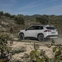 Karoqu, třes se, jede Toyota Corolla Cross