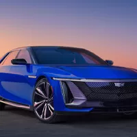 Autíčkářův týden: Elektromobily za deset milionů, konec německé legendy a smutná přehlídka