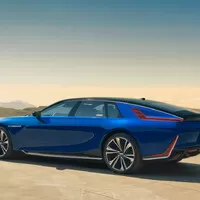 Autíčkářův týden: Elektromobily za deset milionů, konec německé legendy a smutná přehlídka