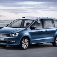 Autíčkářův týden: Elektromobily za deset milionů, konec německé legendy a smutná přehlídka