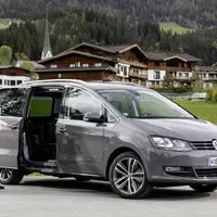 Autíčkářův týden: Elektromobily za deset milionů, konec německé legendy a smutná přehlídka