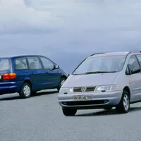Autíčkářův týden: Elektromobily za deset milionů, konec německé legendy a smutná přehlídka