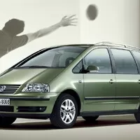 Autíčkářův týden: Elektromobily za deset milionů, konec německé legendy a smutná přehlídka