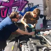 Autíčkář se ptá: Proč si děláte na autě servis sami?
