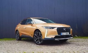 Recenze & testy: DS 4 E-TENSE: Na obláčku osobitosti
