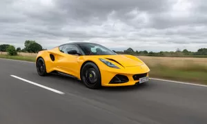 Lotus Emira na ulici