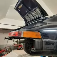Porsche 911 opět bez motoru: výměna kapaliny do ostřikovačů a další servis