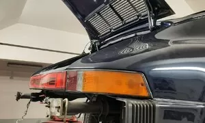 Porsche 911 opět bez motoru: výměna kapaliny do ostřikovačů a další servis