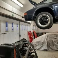 Porsche 911 opět bez motoru: výměna kapaliny do ostřikovačů a další servis