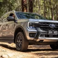 Autíčkářův týden: České Auto roku jde do finále, minivan od Volva, důstojné rozloučení s DBS a upřímný Clarkson.