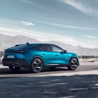 První svezení s Peugeotem 408 otevírá nerudovskou otázku