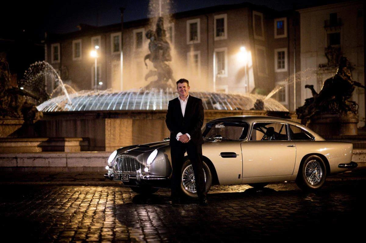 Mark Higgins a Aston Martin DB5, natáčení No Time To Die, zdroj: countytimeis.co.uk