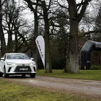 Lexus RX bez touchpadu a šestiválce, zato v růžové!