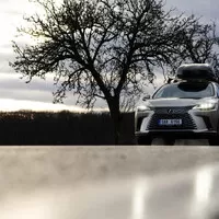 Lexus RX bez touchpadu a šestiválce, zato v růžové!