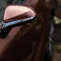 Lexus RX bez touchpadu a šestiválce, zato v růžové!
