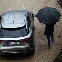 Lexus RX bez touchpadu a šestiválce, zato v růžové!
