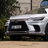 Lexus RX bez touchpadu a šestiválce, zato v růžové!