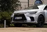 Lexus RX bez touchpadu a šestiválce, zato v růžové!