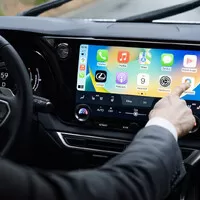 Lexus RX bez touchpadu a šestiválce, zato v růžové!
