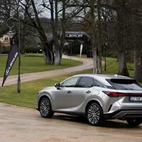 Lexus RX bez touchpadu a šestiválce, zato v růžové!