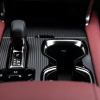 Lexus RX bez touchpadu a šestiválce, zato v růžové!