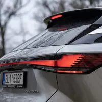 Lexus RX bez touchpadu a šestiválce, zato v růžové!